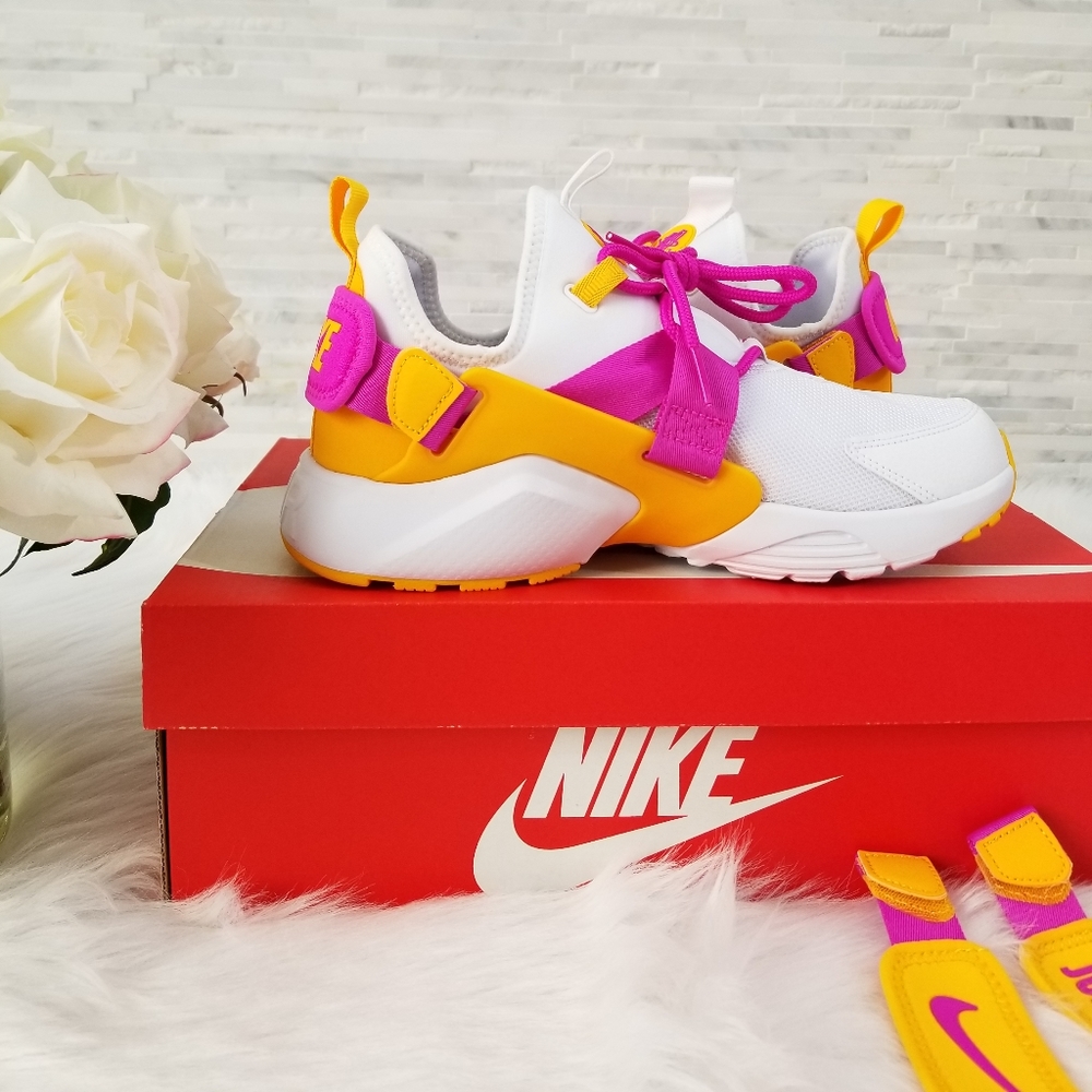 New W NIKE Air Huarache City Sneakers - Picture 3 of 6